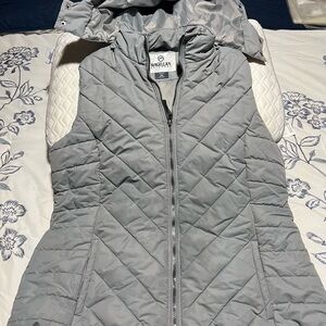 Magellan Outdoors Gray Quilted Vest with Diamond Pattern w/ detachable hood